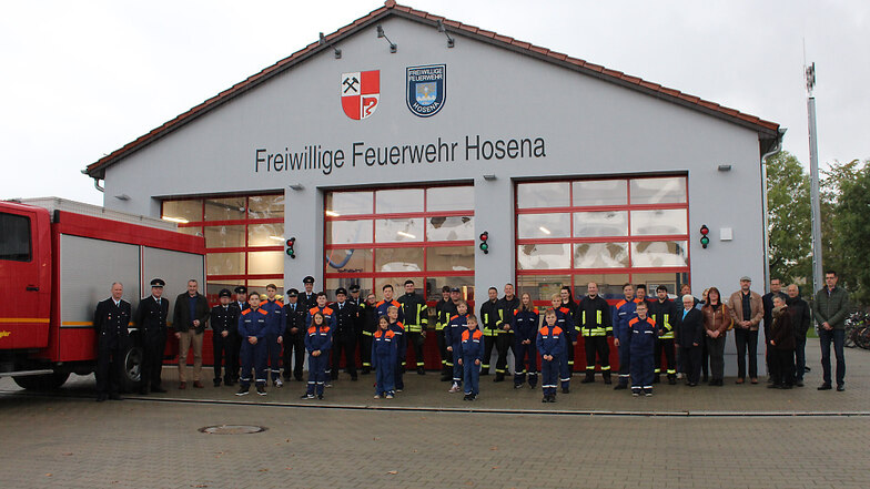 Die Freiwillige Feuerwehr Hosena ist samt Jugendfeuerwehr vor ihrem neuen Gerätehaus angetreten.