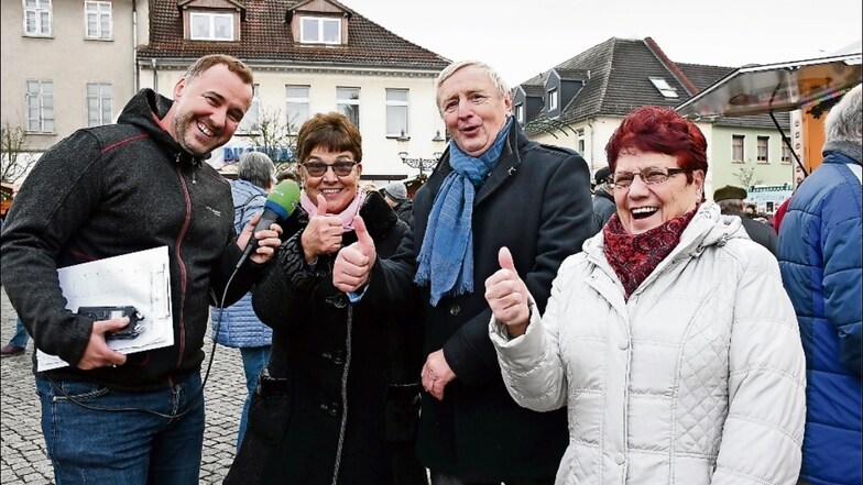 Silvio Zschage (links) vom MDR-Sachsenradio ist am Sonntagnachmittag als Weihnachtsmarkttester in Rothenburg unterwegs.