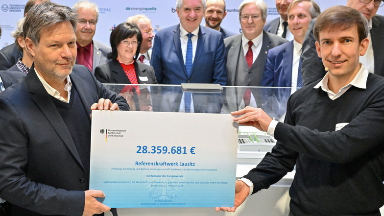 Robert Habeck übergibt einen Zuwendungsbescheid für das Wasserstoff-Referenzkraftwerk Lausitz an Ben Schüppel, Geschäftsführer Referenzkraftwerk Lausitz GmbH.
