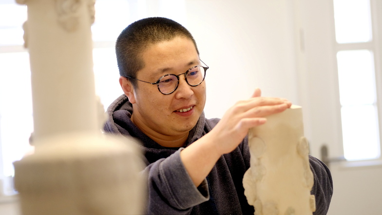 Für zwei Monate hat der in China geborene und in Frankreich lebende Porzellankünstler Zhuo Qi sein Atelier in der Görnischen Gasse 4 in Meißen eingerichtet.