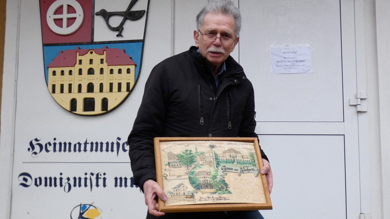 Der Museums-Verantwortliche des Kultur- und Heimatfreunde-Vereins Neschwitz, Arnd Lehmann, präsentiert die älteste bekannte Postkarte von Neschwitz. Sie ist ab 28. März 2024 in einer neuen Sonderausstellung zu sehen.