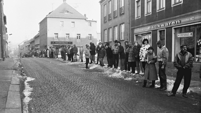 Menschen im ganzen Land bildeten im Dezember 1989 eine Kette entlang der Fernverkehrsstraße 6 (jetzt B 6), um für Reformen in der DDR zu demonstrieren. Sie standen auch auf der Kirchstraße in Bischofswerda.