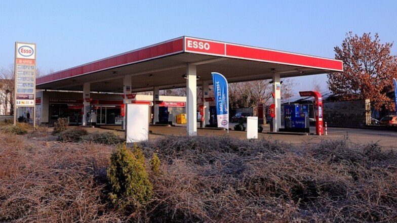 Diese Esso-Tankstelle war am Sonntag überfallen worden. 