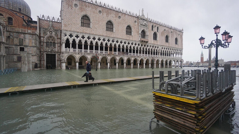 In Venedig ist der Markusplatz schon wieder überflutet. 