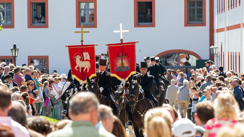 Die Osterreiter kommen am Kloster Sankt Marienstern in Panschwitz-Kuckau an. 