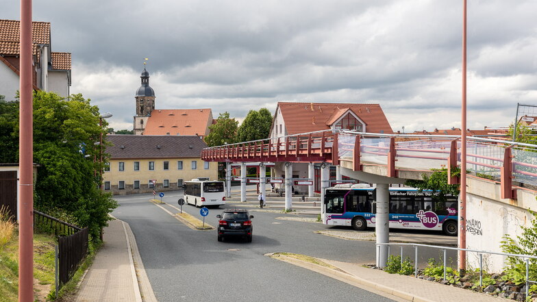 Ein Blick vom Dippser Busbahnhof zur Innenstadt. Auf diesem Areal und rings um die Oberschule will die Stadt ein Alkoholverbot einführen.