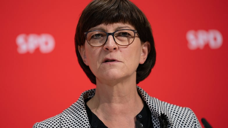 In der Debatte um höhere Benzinpreise hat die SPD-Vorsitzende Saskia Esken der Grünen-Kanzlerkandidatin Annalena Baerbock vorgeworfen, dem Klimaschutz zu schaden.