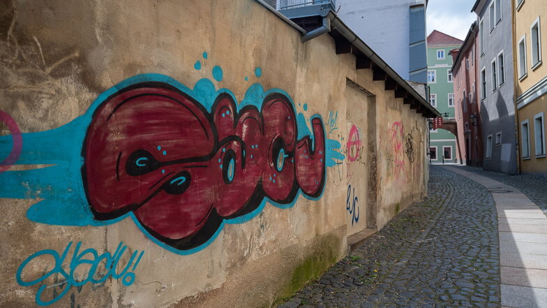 Auch auf der Plattnerstraße in der Görlitzer Altstadt finden sich Graffiti an Hausfassaden.