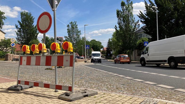 Sperrbaken und Sperrscheibe kündigen die Baustelle auf der Kötzschenbrodaer Straße an der Ecke zur Neuen Straße bereits seit Dienstagmittag an.