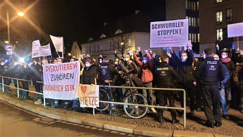 Als der Autokonvoi der "Querdenker" über den Schillerplatz fuhr, zeigten die Teilnehmer von "Haltung zeigen" ihre Meinung dazu.