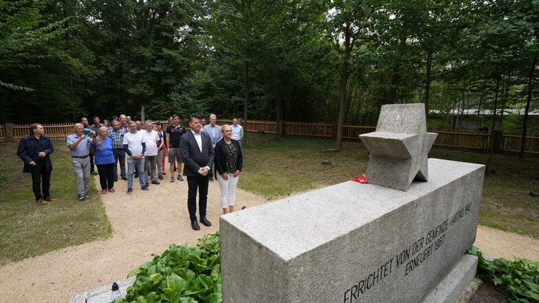 Gemeinsam mit Ortsvorsteherin Carola Zimmer legte Oberbürgermeister Thomas Zenker am Sonntag einen Kranz am sanierten Ehrenmal in Hartau nieder.