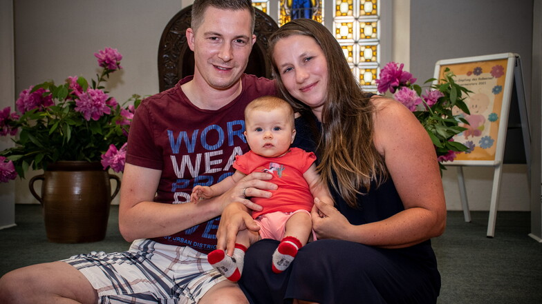 Manuel und Christin Schleehahn mit ihrer Tochter Sina haben beim Babyempfang im Roßweiner Ratssaal wertvolle Informationen erhalten.