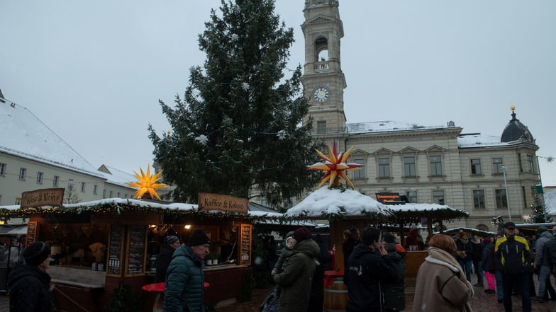 Nicht mehr so lange, dann ist es wieder so weit. Ein prächtig geputzter Weihnachtsbaum soll den Großenhainer Hauptmarkt schmücken.