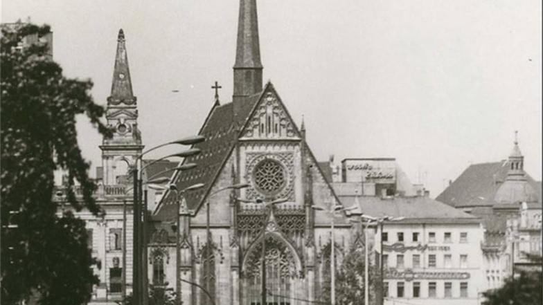 Leipzig, am 30. Mai 1968: Um 10 Uhr wird die zur Universität gehörende Paulinerkirche...