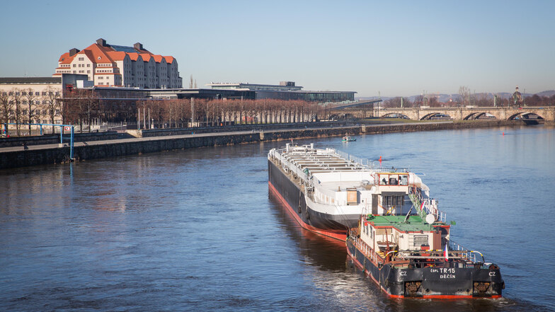 Der letzte spektakuläre Transport auf der Elbe fand im Februar 2019 statt. 110 Meter lang war der rumpf eines Tankers, den tschechische Schiffe durch Dresden bugsierten.