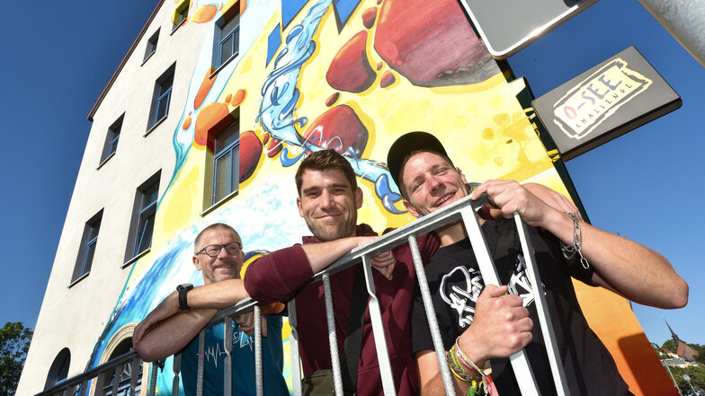 (von links): Hausbesitzer und Initiator Klaus "Benno" Schwager ist stolz darauf, was die Graffiti-Künstler Rico und Peter aus der tristen Fassade des O-See Hauses in der Rosa-Luxemburg-Straße in Zittau gemacht haben.