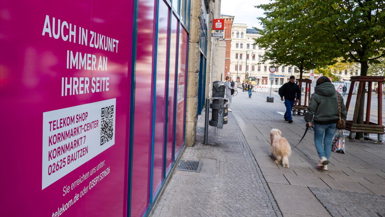 Alles dicht: Kunden, die zur Telekom möchten, blicken an der Berliner Straße seit neustem auf diese magentafarbene Wand.