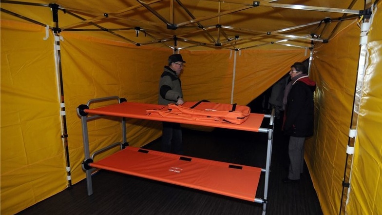 Kleine bunte Zelte, die jeweils fünf Personen Platz bieten, sollen ein wenig Privatsphäre ermöglichen. Schlafgelegenheiten sind, zumindest im Januar und April, nachweislich vorhanden gewesen.