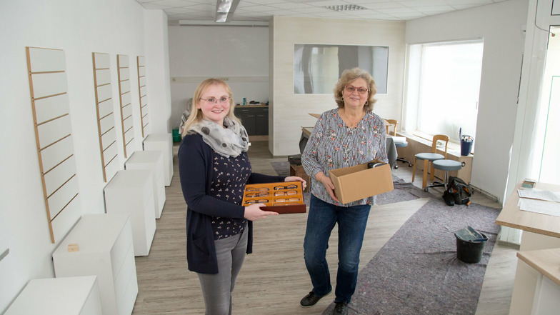Doris Hoffmann (rechts) und Tochter Annelie Hoffmann ziehen mit ihrem Geschäft für Augenoptik in die ehemaligen Räume von Sport Vetter auf der Görlitzer Straße.
Am 3. November ist die Neueröffnung.