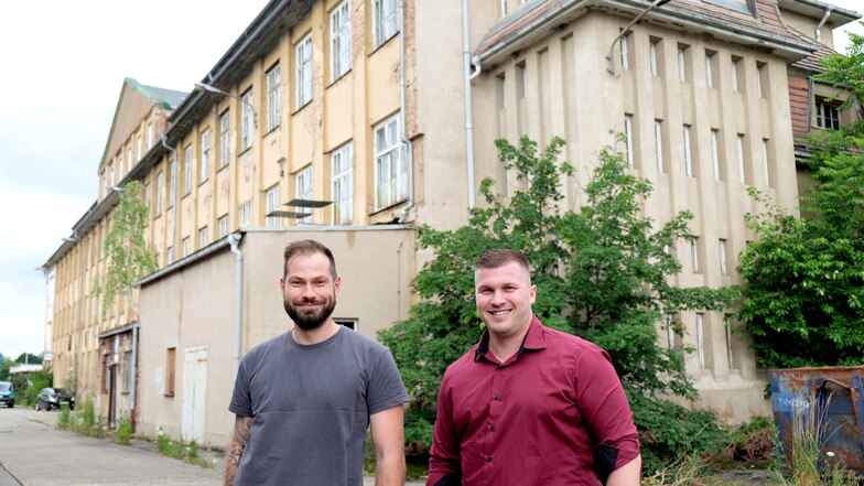 Geschäftsführer Mirko Krause (r.) und Produktionsleiter Martin Heinemann am Hauptgebäude der früheren Schuhfabrik Meißen.