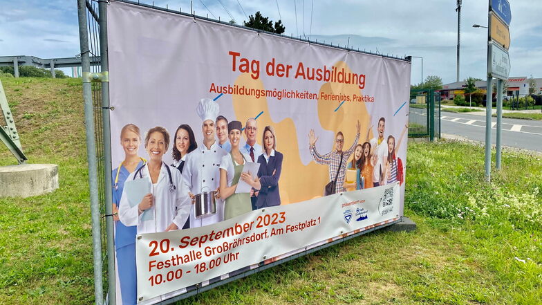 Große Plakate in Großröhrsdorf weisen auf den Tag der Ausbildung hin.