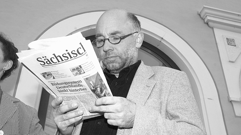Das Archivfoto zeigt den jetzt verstorbenen Meißner Ex-Oberbürgermeister Thomas Pohlack bei der Lektüre der Sächsischen Zeitung. Ab 1994 war er zehn Jahre lang Rathauschef.