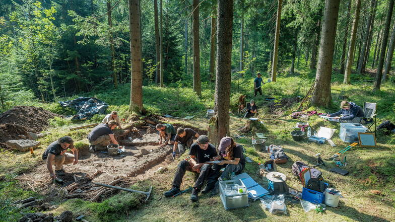 Vor 3.000 Jahren haben hier die Bergleute der Bronzezeit gegraben. Jetzt sind es die Archäologen, die die letzten Spuren der ersten Bergleute in Sachsen suchen.