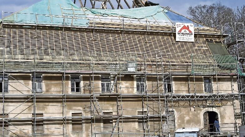 Die Bauarbeiter konnten ihre Winterpause vorfristig beenden. In etwa zwei Monaten sollen die Arbeiten am Dach voraussichtlich abgeschlossen sein.