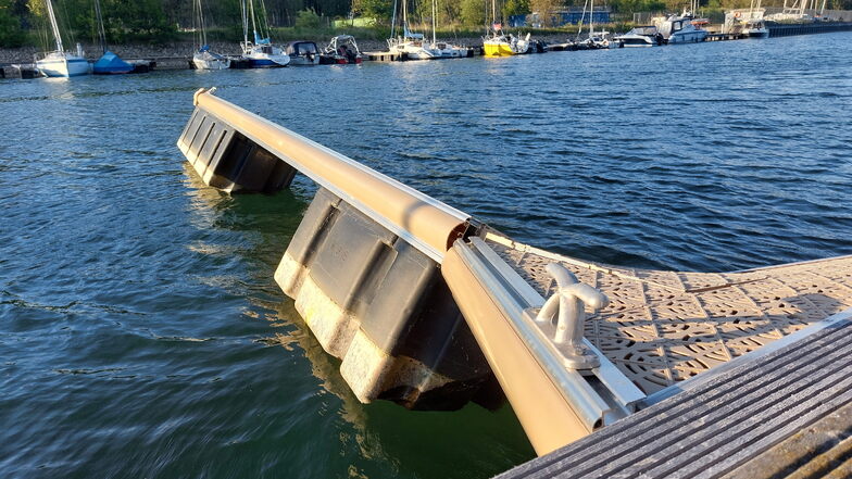 Schiffsunfall auf Berzdorfer See: Drei Bootsstege und Motorboot kaputt