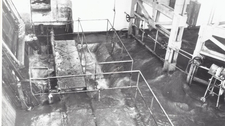 Am 2. Januar 1987 kam es zur Katastrophe. Das Gebäude mit dem Feinrechen und der Hauptpumpstation im Klärwerk Kaditz wurde überflutet. Danach floss das Dresdner Abwasser fast fünf Jahre lang ungereinigt in die Elbe.