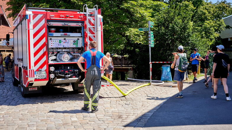 Auch Dienstagnachmittag sind noch Feuerwehrleute und die Mitarbeiter des Nationalparks an der Bastei im Einsatz.