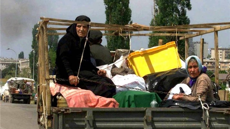 Eine serbische Familie verlässt im Juni 1999  mit ihren Habseligkeiten Pristina.