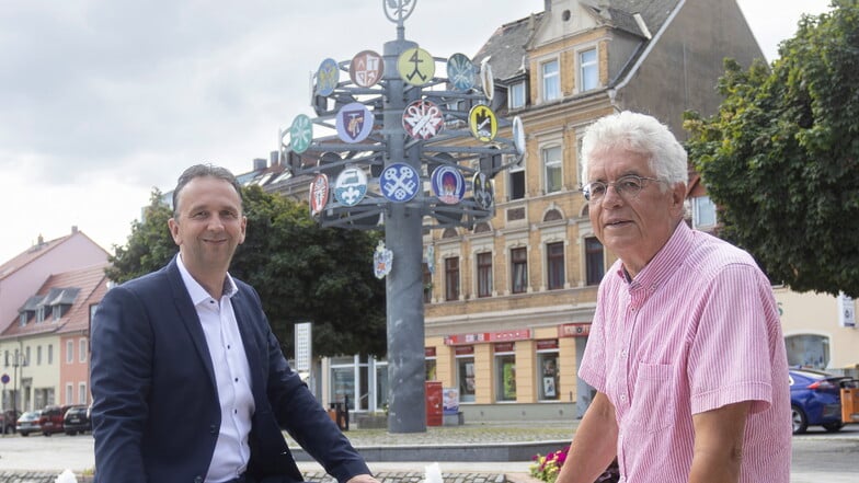 Oberbürgermeister Marco Müller und Kurt Hähnichen (beide CDU) vor dem Zunftbaum auf dem Riesaer Rathausplatz.