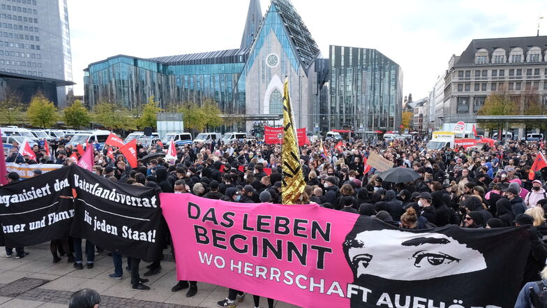 Zu der Demonstration in Leipzig hatte ein Bündnis aus mehr als 40 Gruppen aus dem eher linken Spektrum aufgerufen.