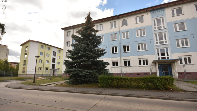 Im Wohnkomplex VI lässt die Wohnungsgesellschaft Hoyerswerda zwei Viergeschosser abreißen: Lilienthalstraße 1-7 (vorn) und die Sputnikstraße 28-38 (links). Derzeit werden die Gebäude entkernt.