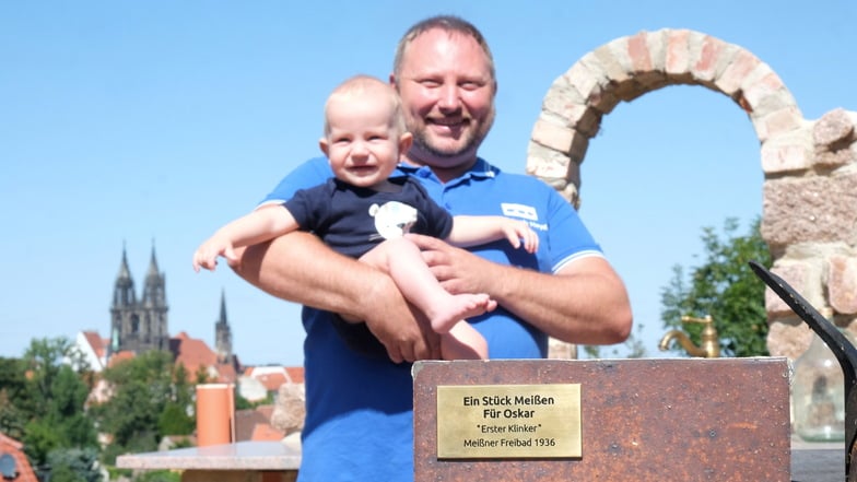 Christoph Heyde mit seinem Sohn Oskar und dem ersten (offiziellen) Klinker aus dem Freibad in Meißen.