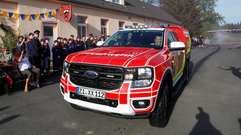 Die Freiwillige Feuerwehr Großschönau hat jetzt einen neuen Kommandowagen. Durch seine Spezifikation ist das Fahrzeug in Deutschland einzigartig.