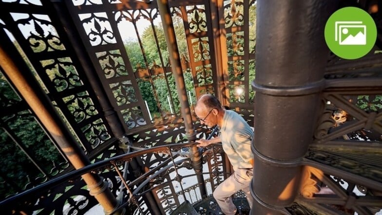 Friedrich Merz steigt auf den Gusseisernen Turm.