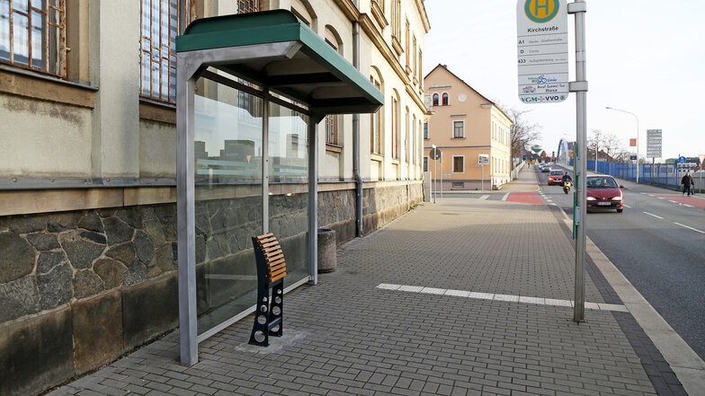 Eine der neuen Anlehnbänke von Riesa an der Bushaltestelle Kirchstraße.