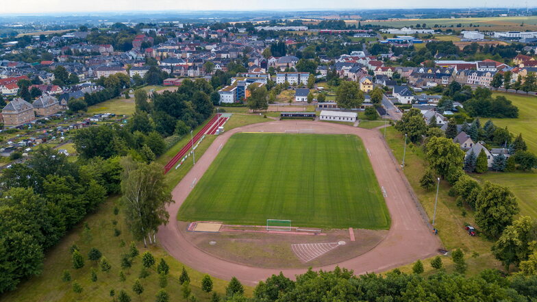 Die Sprintbahn aus Tartanbelag (links im Bild) ist bereits im Mai 2015 eingeweiht worden. Nun soll auf dem Sportplatz Wiesenstraße auch eine 400-Meter-Tartanbahn gebaut werden.