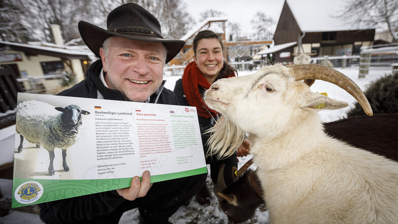 Der Görlitzer Tierparkchef Sven Hammer und Zoopädagogin Isa Plath zeigen ein Schild mit dreisprachigen Erläuterungen.