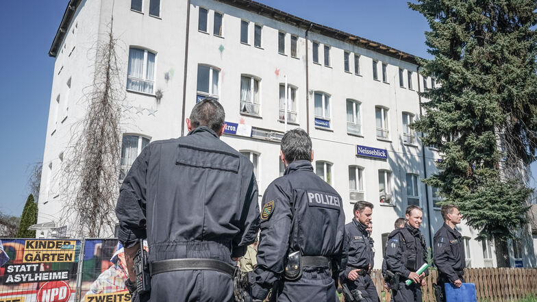 Polizisten standen schon im April 2018 am Eingangsbereich des Hotel "Neißeblick" in Ostritz wegen des Schild und Schwert-Festivals.