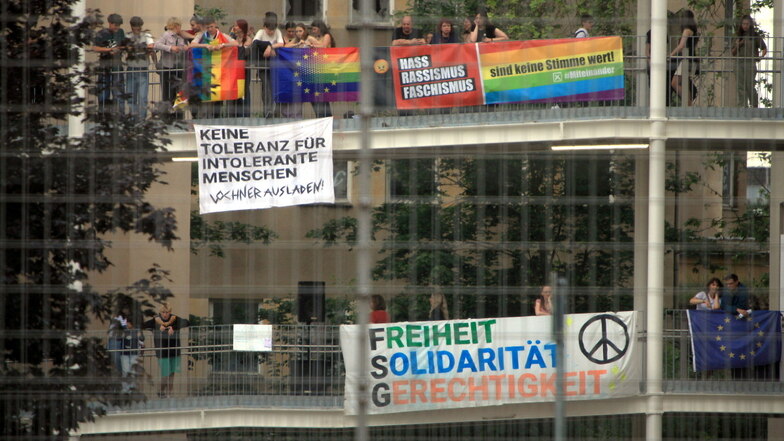 Unruhetag in Pirna: Frostiger Empfang für den OB, Demo gegen die AfD