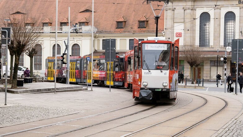 Görlitzer Straßenbahn und Bus geraten aneinander