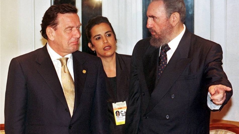 1999: Bundeskanzler Gerhard Schröder trifft Castro  in der brasilianischen Metropole Rio de Janeiro.