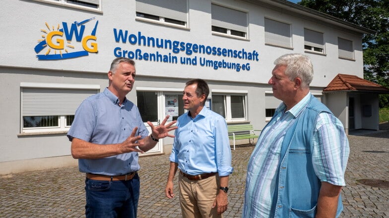 Zu bereden gab es viel: Der Vorstand der Wohnungsgenossenschaft Großenhain, Thomas Schippmann (li.) im Gespräch mit FDP-Bundestagsabgeordneten Torsten Herbst (Mitte) und der FDP-Landtagskandidat Sven Seurig.