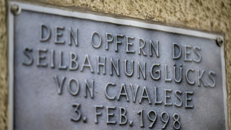 Eine Gedenktafel erinnert in Mohsdorf (Sachsen) an sieben Menschen, die 1998 beim Absturz der Seilbahn ums Leben gekommen sind.
