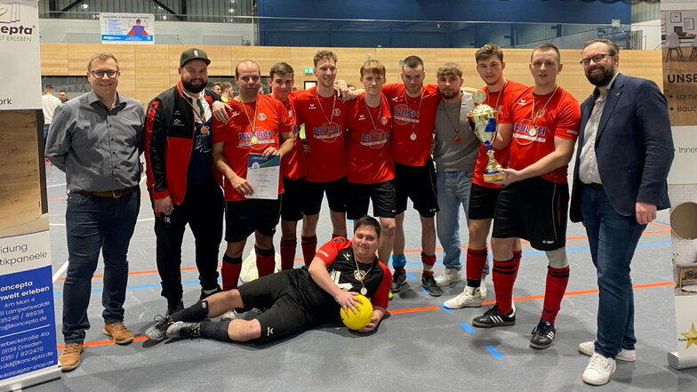 Kreisfußballverbandschef Christoph Kutschker überreichte den Futsal-Pokal an die Fußballer des SV Einheit Glaubitz.