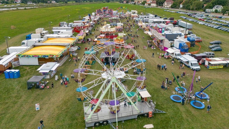 Jahrmarkt-Atmosphäre direkt am Elbufer: So sah es auf dem Lorenzmarkt im vergangenen Jahr aus.