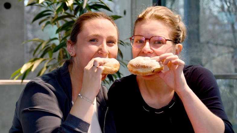 Jennifer Opitz und Susan Jung lassen sich einen Pfannkuchen beim Ottendorfer Mühlenbäcker  schmecken. Für sie ist die Marmelade wichtig und "fluffig" müsse das Faschingsgebäck sein.